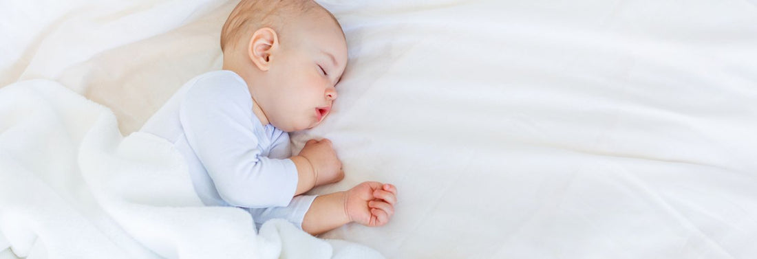 Bébé tousse en dormant : comprendre et apaiser ses nuits