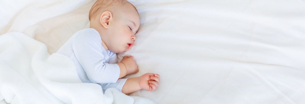 Bébé tousse en dormant : comprendre et apaiser ses nuits