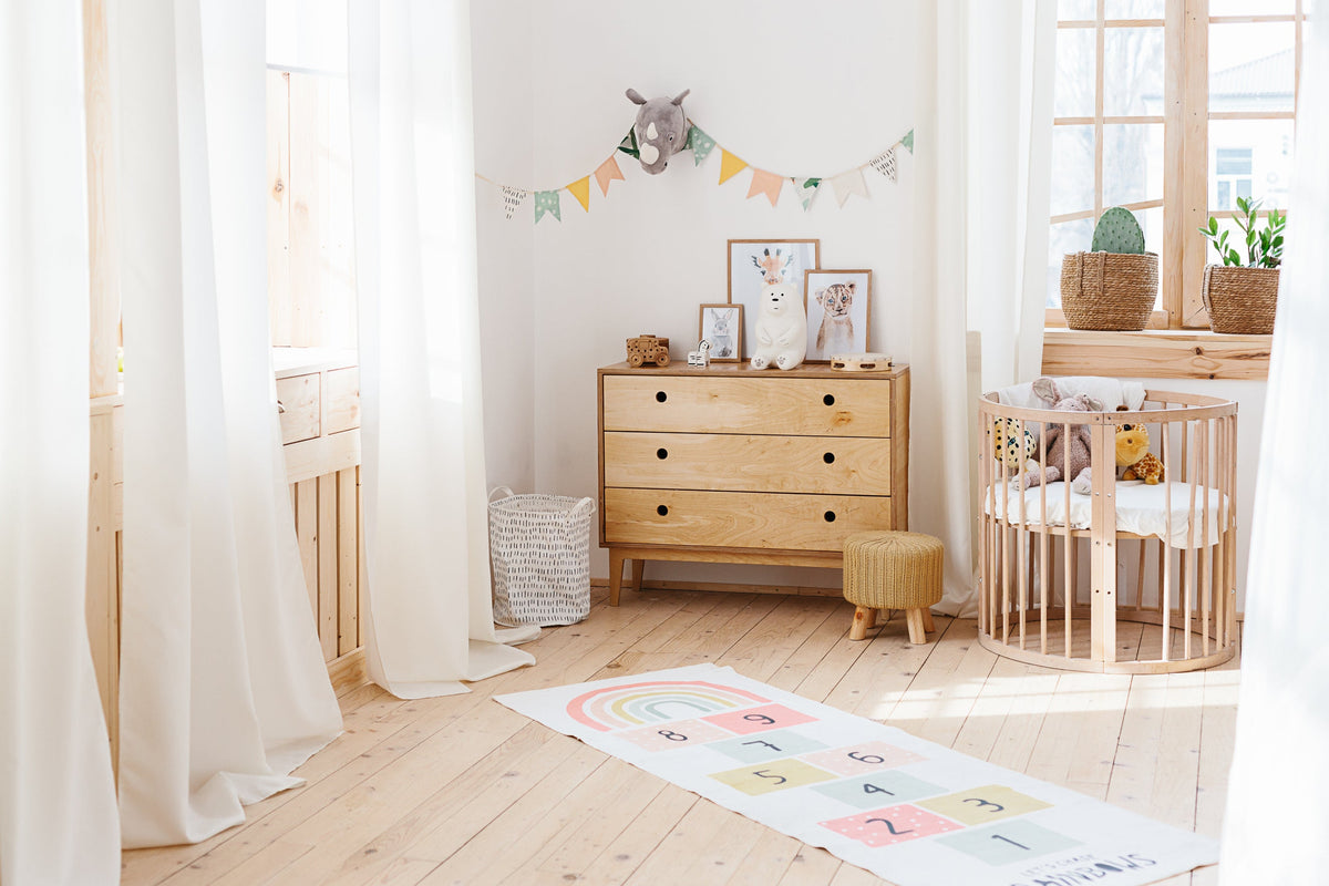 Comment rafraîchir la chambre de bébé quand il fait chaud ?